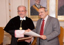 Esteban Morcillo y Emilio Lora-Tamayo firmando el acuerdo