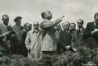 El ministro Just, pronunciando el discurso de la inauguración de las obras del pantano de Alarcón. 3 de mayo de 1937. Foto Vidal Corella. Fototeca 'ABC'.