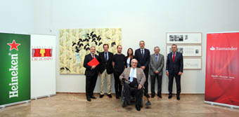 Foto de familia de los ganadores de la XIII Bienal con autoridades universitarias y patrocinadores.