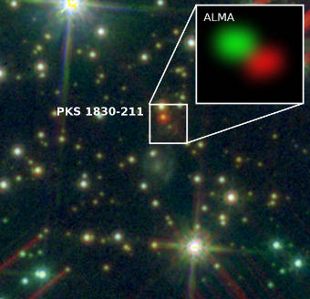 Las dos imágenes de PKS1830-211 vistas por ALMA (se muestran en falso color, verde y rojo). El color de cada imagen cambia de forma rápida e inesperada, debido a una ‘indigestión’ en el agujero negro. La imagen -sureste- está retrasada en el tiempo 27 días