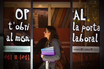 Foto de archivo de una estudiante accediendo al VI Foro de Empleo de la Universitat de València.