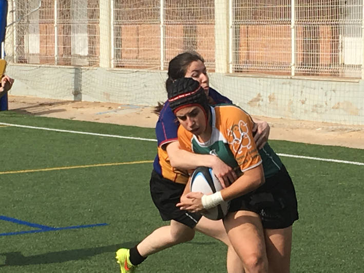 Una esportista de la Universitat de València lluita per la pilota en un dels partits de rugbi.