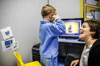 Una educadora del CUDAP trabaja con un niño con autismo.