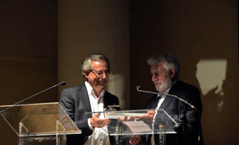 El vicerrector Antonio Ariño (izquierda) recoge el galardón de manos de Vicent Garcés.