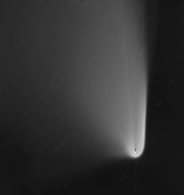 Imagen telescópica del cometa Pan-STARRS mostrando la estructura de su cola. La región oscura central es la sombra del núcleo del cometa en parte de su cola. Créditos: Vicent Peris, Inma Ruiz, OAUV.