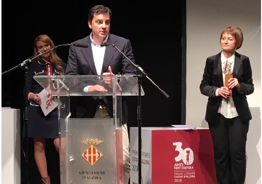 David González Jara, guanyador del XXIV Premi Europeu de Divulgació Científica «Estudi General»; Mavi Mestre, rectora de la Universitat de València i Maria Fuster, presentadora de la Gala dels Premis Literaris Ciutat d'Alzira.