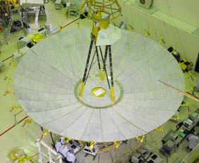 Pruebas de funcionamiento de la antena, de 10 m de diámetro, en las instalaciones de la Agencia Espacial Rusa, antes de que éste fuera puesto en órbita, el 18 de julio de 2011.