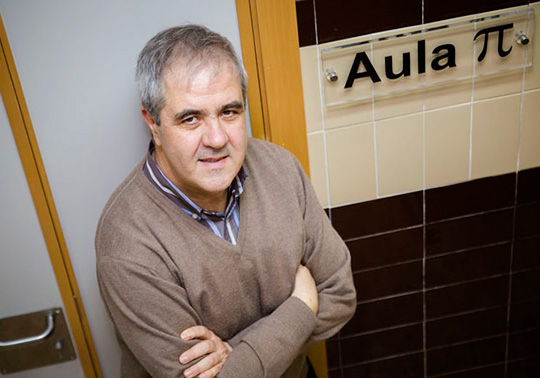 El nou degà de la Facultat de Ciències Matemàtiques, Juan Monterde, en una aula del centre.