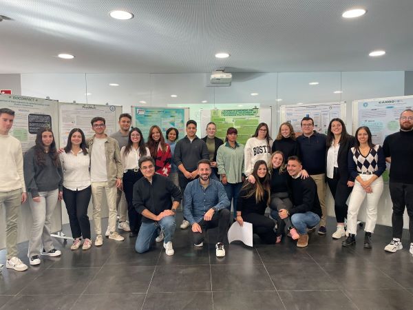 Un grupo de personas en un salón
El contenido generado por IA puede ser incorrecto.