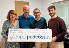 Una persona con una caja de cartón
El contenido generado por IA puede ser incorrecto.