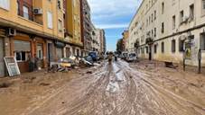 Una calle con edificios de fondo
El contenido generado por IA puede ser incorrecto.