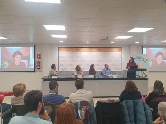 Un grupo de personas en un salón
Descripción generada automáticamente