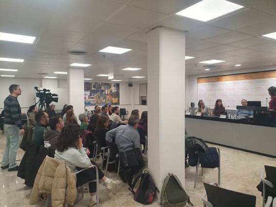 Un grupo de personas en un salón
Descripción generada automáticamente