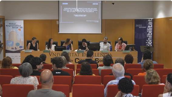 Un grupo de personas sentadas en un auditorio
El contenido generado por IA puede ser incorrecto.
