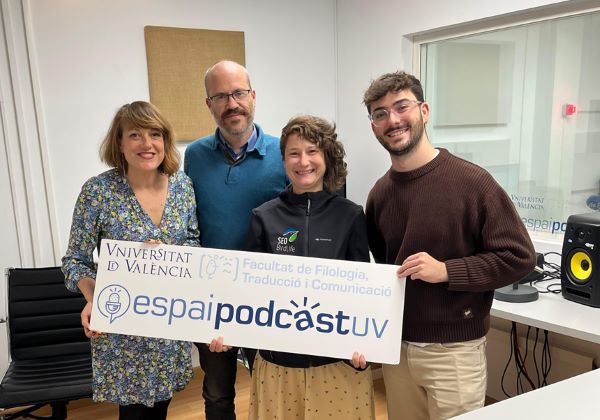 Un grupo de personas en una caja de cartón
El contenido generado por IA puede ser incorrecto.
