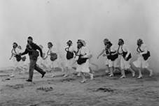 Foto en blanco y negro de un grupo de personas corriendo
Descripción generada automáticamente
