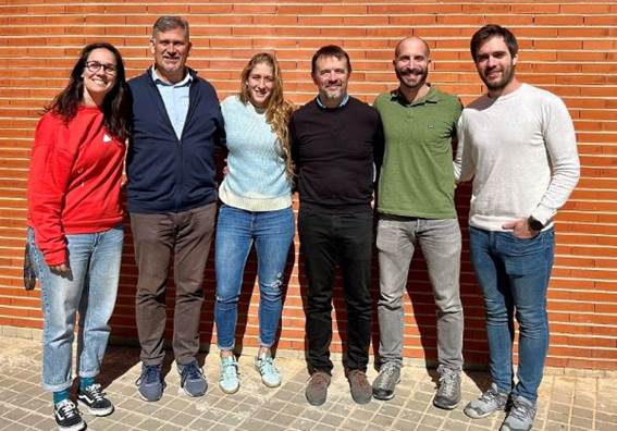 Un grupo de jóvenes posando para una foto
El contenido generado por IA puede ser incorrecto.