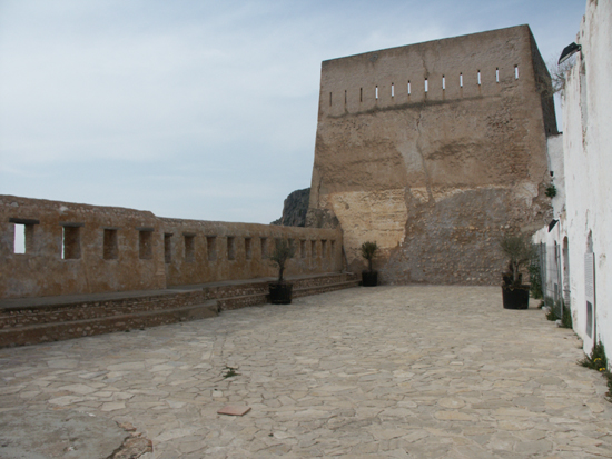 5._castillo_de_cullera._patio_de_armas.jpg