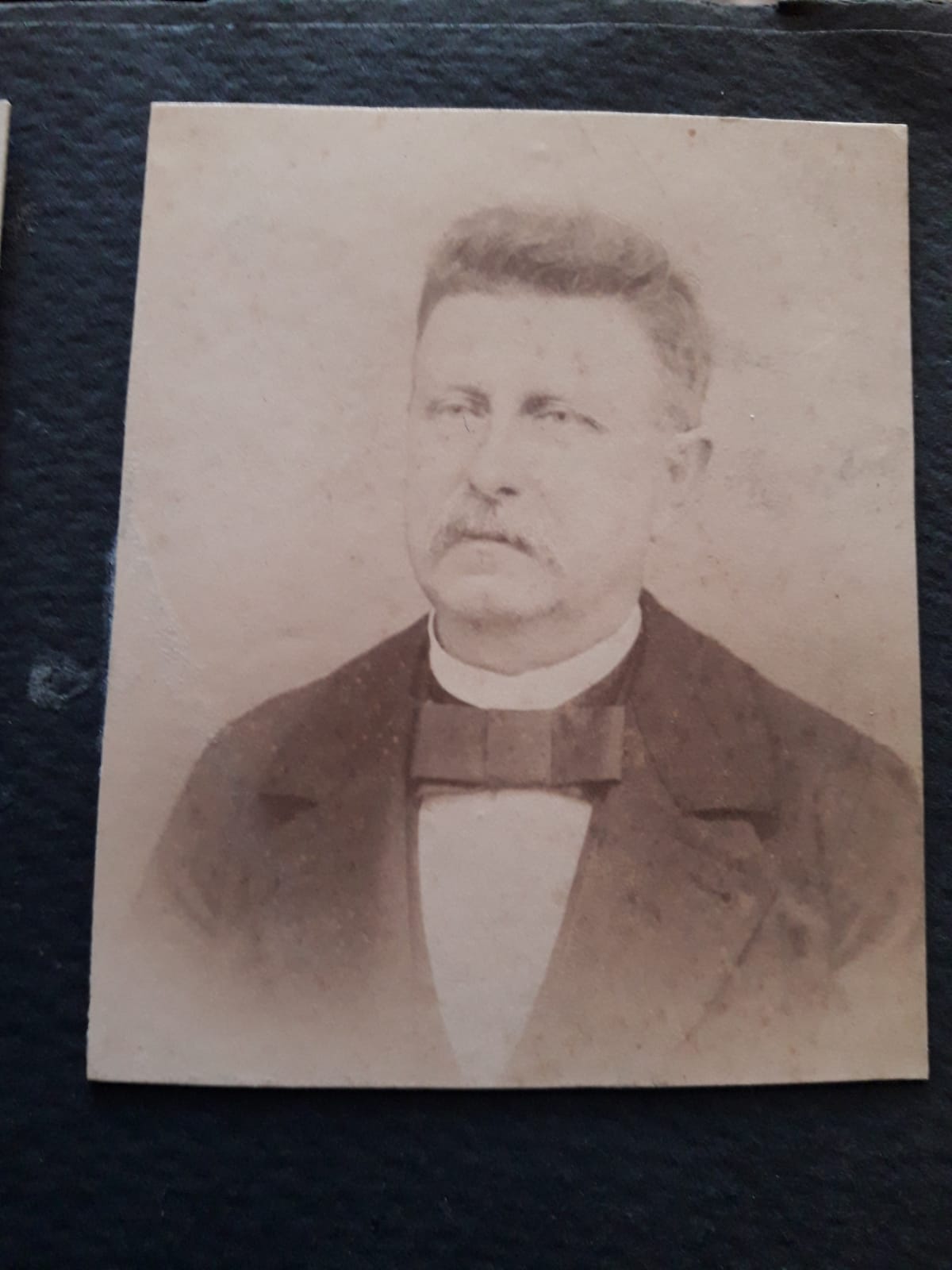 Retrato con pajarita