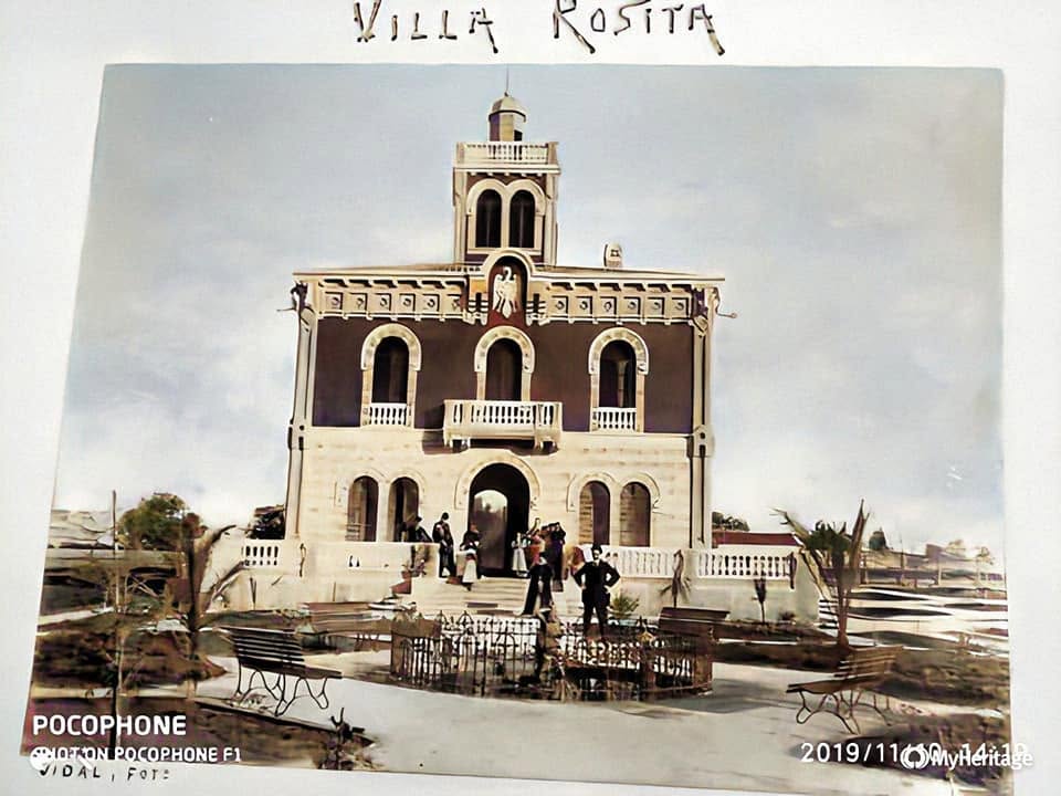 La fachada entera de Villa Rosita