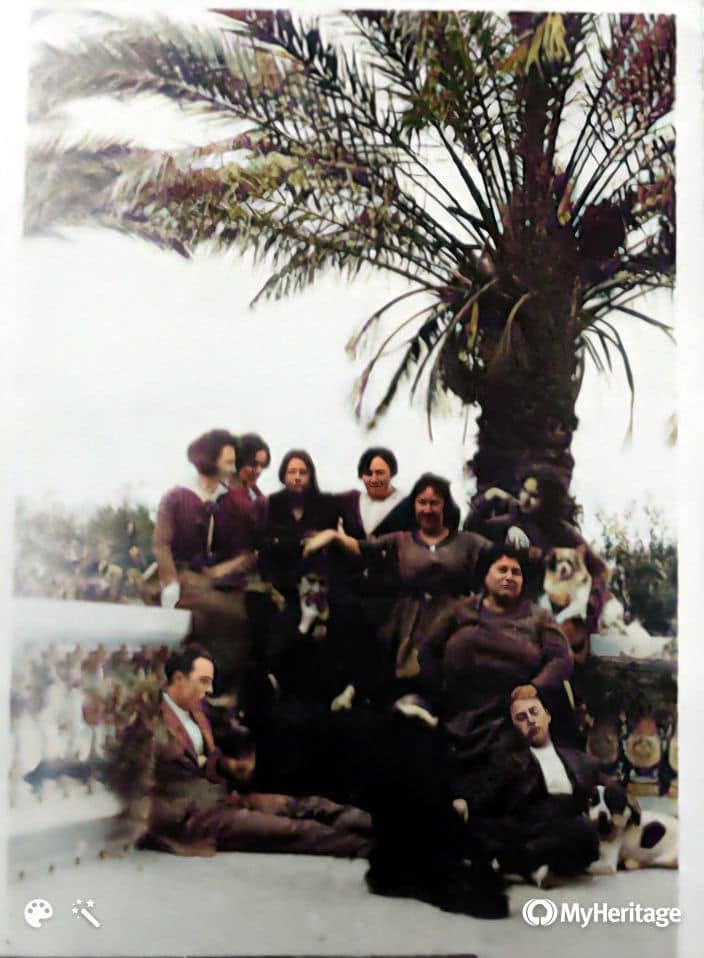 La familia al completo bajo una palmera