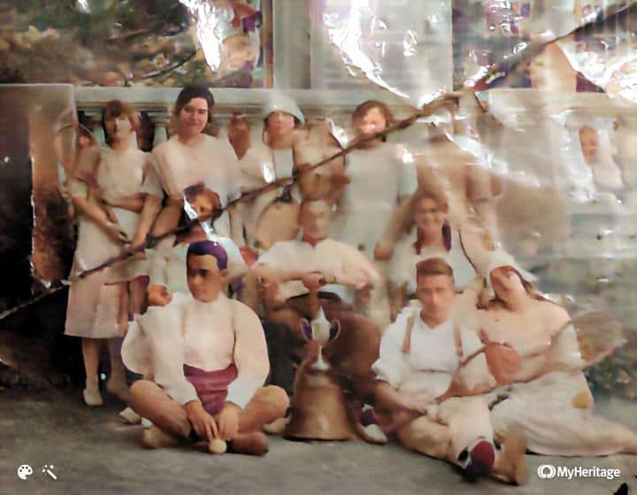 Grupo de mujeres jóvenes y un hombre