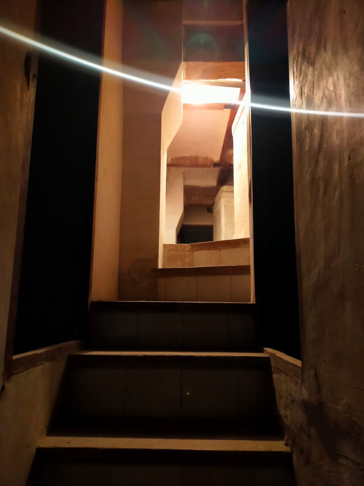 La escalera que sube al piso alto