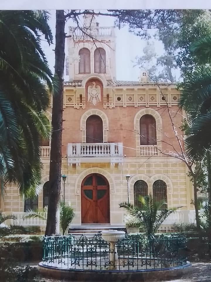 La casa entera desde el jardín