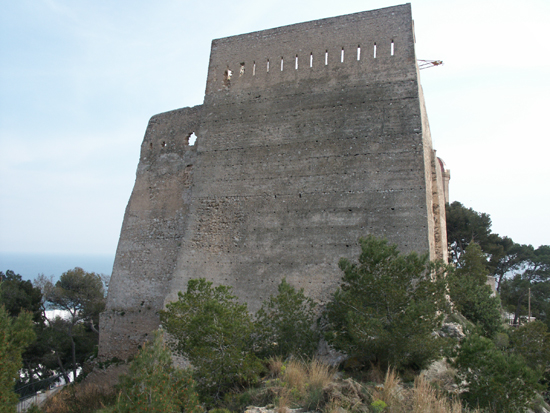 3._castillo_de_cullera._torre_celoquia_o_mayor__torre_roja_y_torre_de_sueca._izquierda_baluarte_de_bautista_antonelli.jpg
