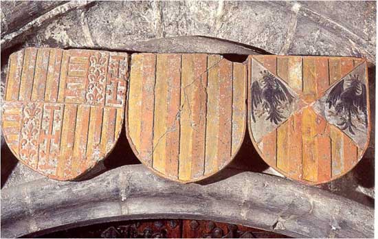 43._convento_de_santo_domingo__valencia._escudos_reales_en_la_entrada_a_la_capilla_de_los_reyes.jpg