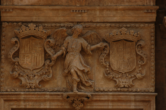5._monasterio_de_san_miguel_de_los_reyes__valencia._angel_tenante_con_escudos__fachada.jpg