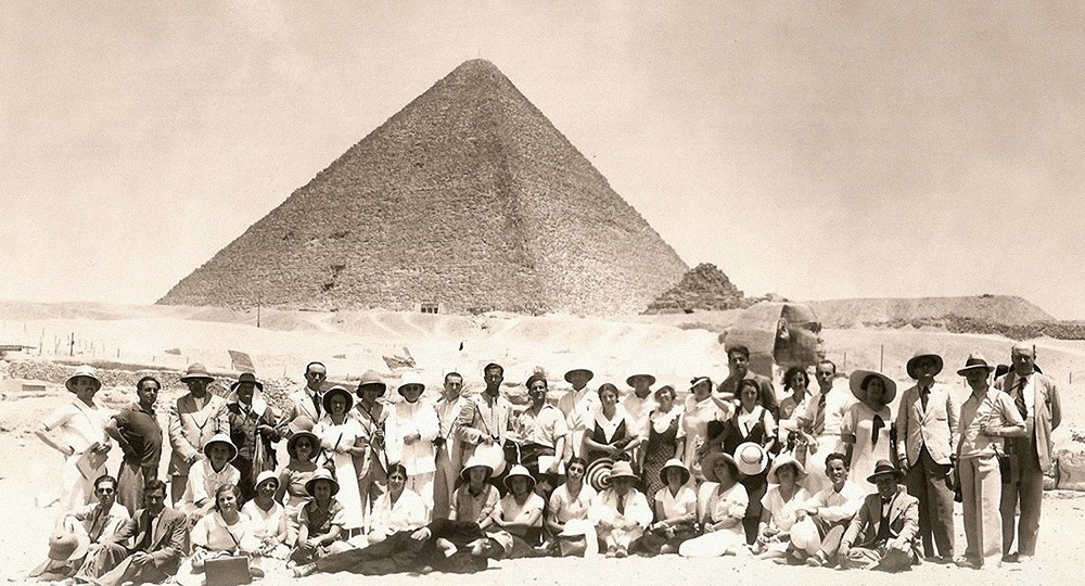 9._universitarios_en_egipto_el%C3%ADas_tormo_tumbado.jpg