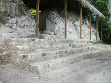 Escalera que comunica el Cuarto 16 del edificio 6J2 con el patio interior de la Acrópolis después de su restauración