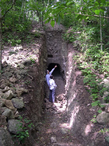 Uno de los grandes saqueos de El Chilonché, documentado por el Proyecto La Blanca en el año 2005 (Foto Cristina Vidal).