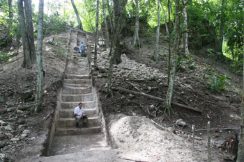 Escalinata de acceso a la Acrópolis desde la Plaza Norte (Foto Álvaro Toepke)