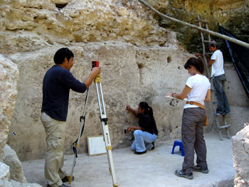 Trabajos de levantamiento arquitectónico en uno de los palacios de La Blanca (Foto Cristina Vidal)