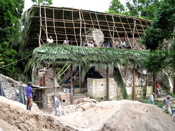 Construcción de la cubierta para protección del Palacio de Oriente (Foto Gaspar Muñoz)