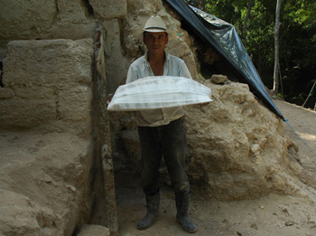 Exhumación embalada y lista para su traslado a la casa laboratorio, donde se aprecia la ligereza de la carga (Foto B. Carrascosa)