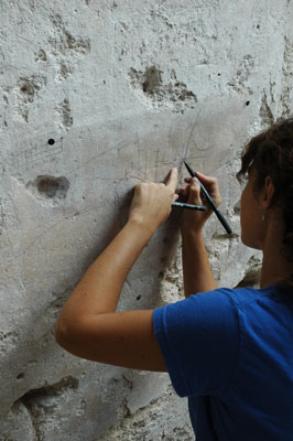 Reproducción de un grafito mediante calco (Foto Begoña Carrascosa)