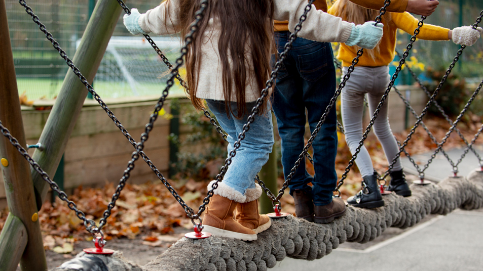 Niños y niñas jugando en el parque