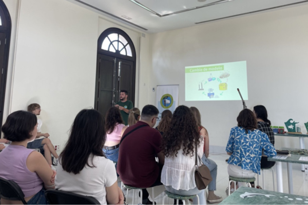 Estudiantes en el taller