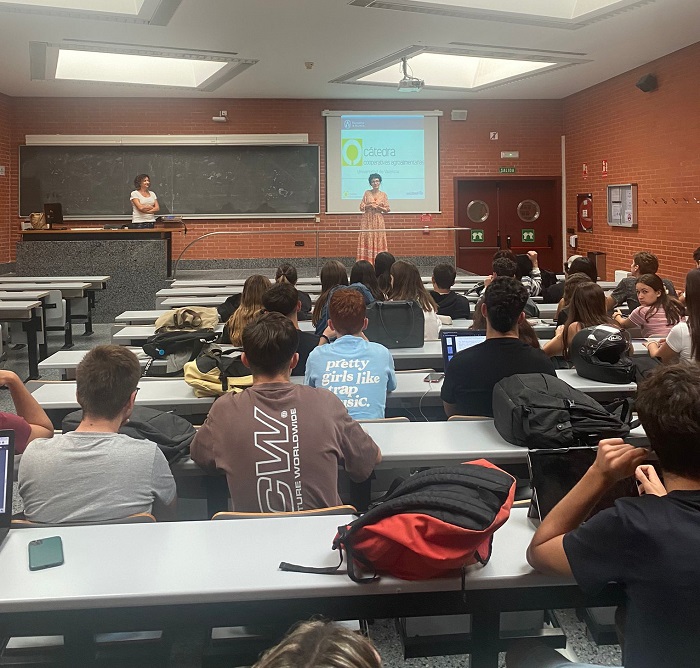 Pilar Alguacil y Antonia Sajardo durante el seminario