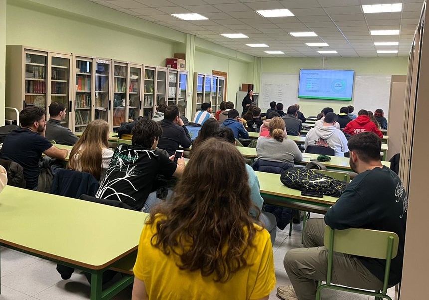 Momento durante el seminario. Estudiantes y Andrea Rey Martí.