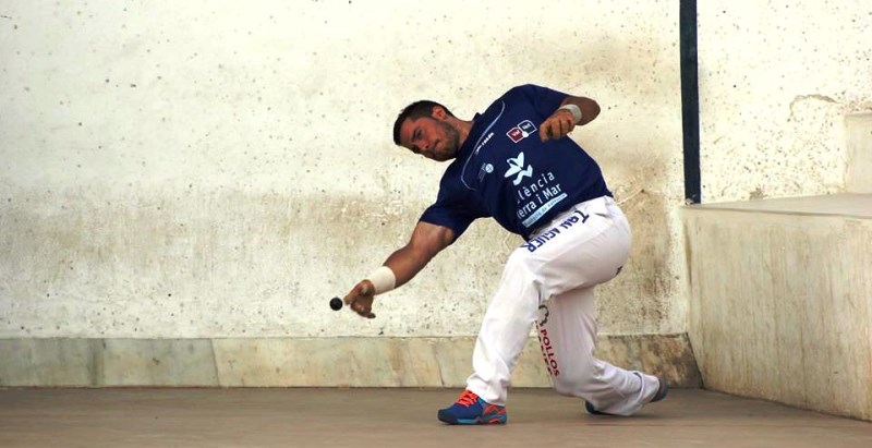 Fageca fent el dau de carxot. Fotografia: Museu de la Pilota del Genovés