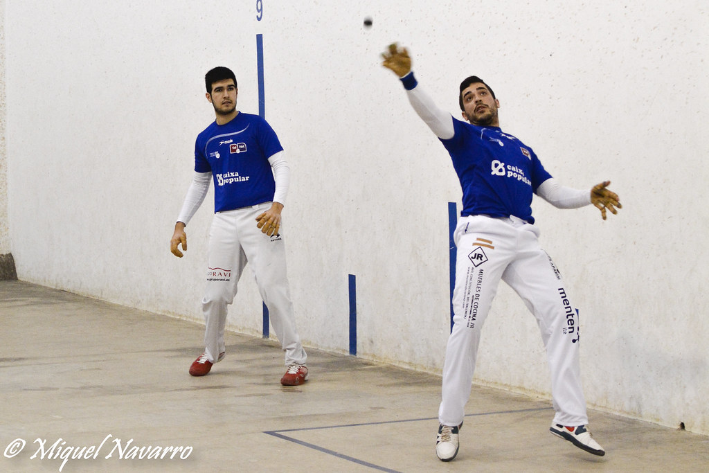 Bot realitzat per Pepet colpejant de volea. Foto: Miquel Navarro