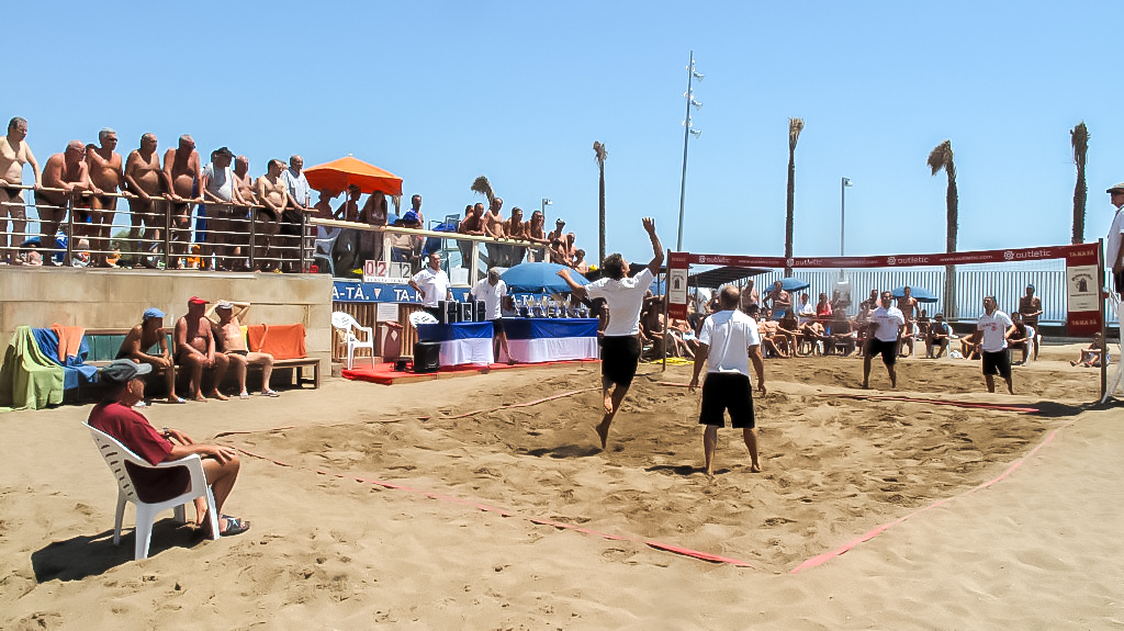 Partit de takatà a la platja de Barcelona. Foto: Fosbury