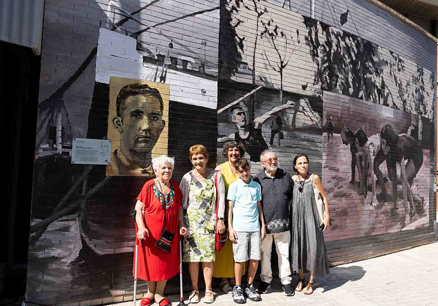 Familia de Manuel Usano al mural