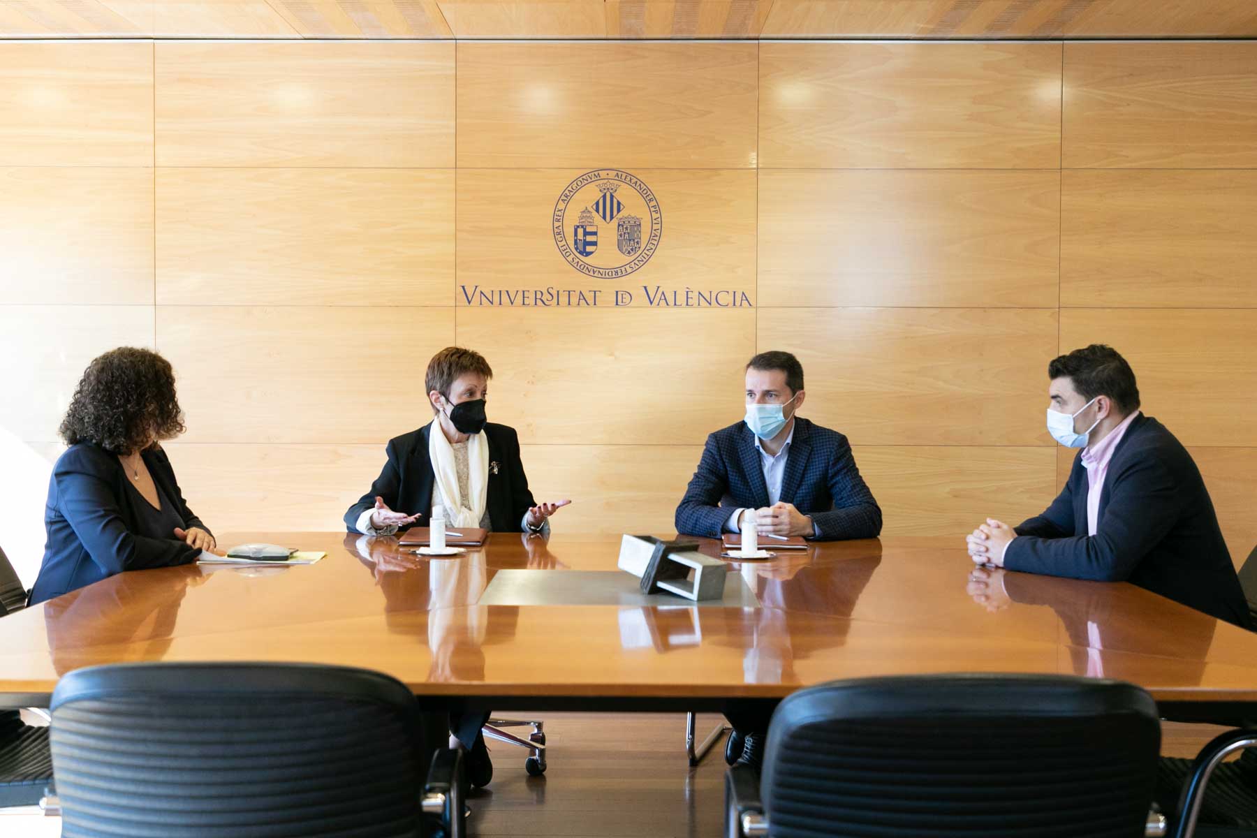 Firma de convenio para la creación del aula de emprendimiento de Importaco-Universitat de València