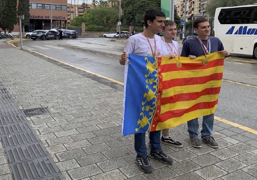 Foto de los tres estudiantes ganadores de la Fase Nacional (de izquierda a derecha) Carlos Calderón, Ángel García y Enrique Cortés