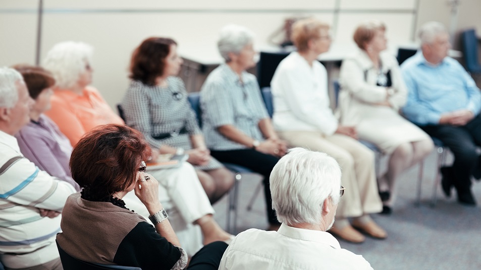Personas mayores sentadas en una reunión